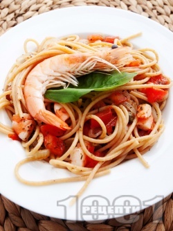 Пълнозърнести спагети със скариди и доматен сос - снимка на рецептата